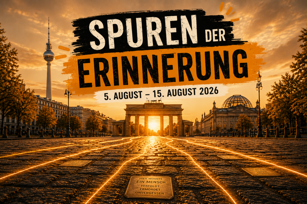 Plakat „Spuren der Erinnerung": Brandenburger Tor im Sonnenuntergang mit Fernsehturm und leuchtenden Stolpersteinen, Berlin, 5.–15. August 2026.